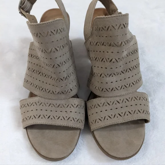 Seychelles Bora Tan Perforated Laser Cut Ankle Strap Chunky Block Heel Sandals - Picture 3 of 14